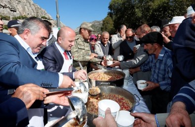 Amasya'da Yöneticiler Aşure Dağıttı
