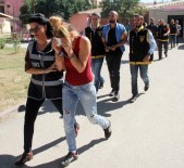 Borcunu almak için sosyal medyadan sevgilisiyle tuzak kurdu