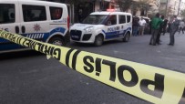 SİLAHLI KAVGA - İstanbul'da Bir Araç Uzun Namlulu Silahla Tarandı Açıklaması 1 Ölü, 2 Ağır Yaralı