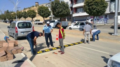 Şırnak Belediyesi, Ana Caddelere Kasis Ve Işıklı Uyarı Levhaları Taktı