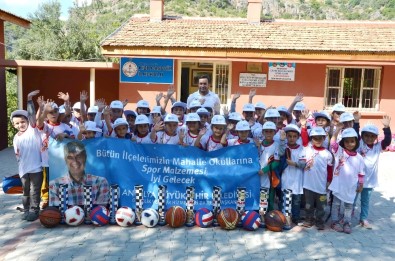 Alanya'daki Okullara Spor Malzemesi Yardımı