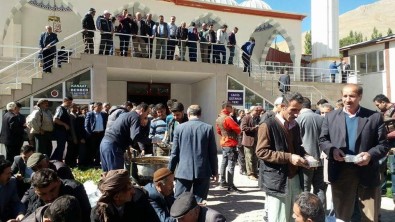 Bahçesaray'da Vatandaşlara Aşure Dağıtıldı