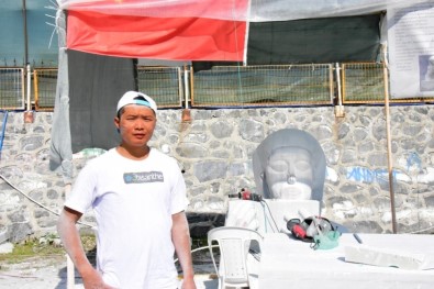 Çinli Feng, 'Pan Flüt Çalan Küçük Kız' İsimli Heykelini Tanıttı