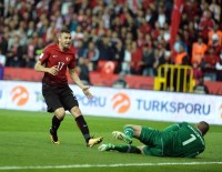 SABRİ SARIOĞLU - Dünya Kupası Eleme Grubu Maçı Açıklaması Türkiye Açıklaması 0 - İzlanda Açıklaması 2 (İlk Yarı)