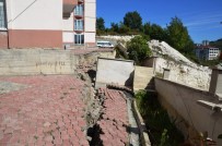 MEHMET YAPıCı - Kazı Sırasında Toprak Kaydı, 56 Dairelik Site Boşaltıldı