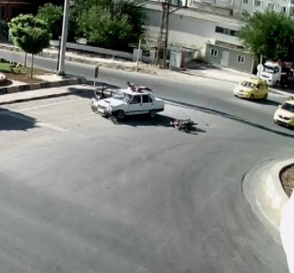 Kilis'te Işık İhlali Yapan Motosiklet Otomobile Çarptı Açıklaması 3 Yaralı