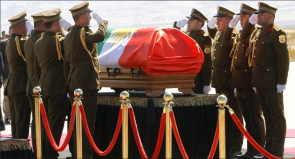 Barzani Talabani'nin naaşına çelenk bıraktı