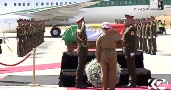 Barzani Talabani'nin naaşına çelenk bıraktı