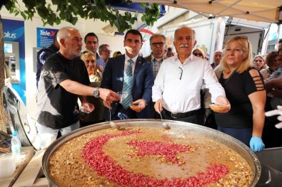 Bayraklı'da 10 Bin Kişilik Aşure