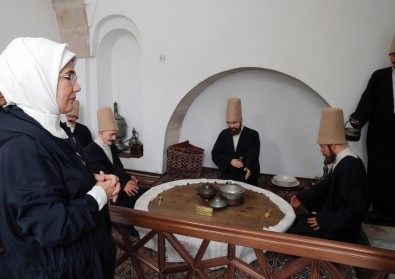 Emine Erdoğan, Afyonkarahisar'daki Tarihi Cami Ve Müzeyi Ziyaret Etti