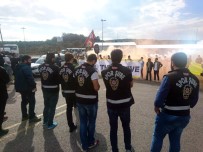 SIYAH ÇELENK - Fenerbahçe Taraftarlar, Demirören'i İstifaya Davet Etti