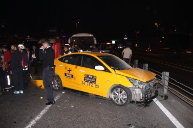 Feci kaza! Araçları taşıyan çekiciye taksi çarptı