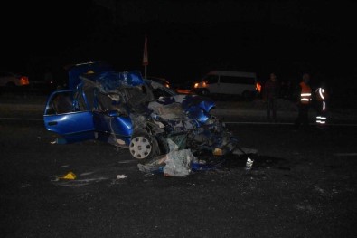 Otomobil Kamyonun Altına Girdi Açıklaması 2 Ölü, 2 Yaralı