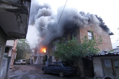 Antalya'da Çıkan Yangında 3 Ev Zarar Gördü