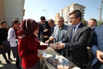 AŞURE GÜNÜ - Kaymakam Yüzer, Öğrencilere Aşure Dağıttı