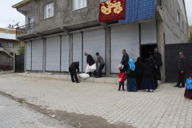 Başkale Belediyesinden Un Ve Nohut Yardımı