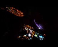 UÇAK PİLOTU - Pilot şimşeklerin arasından böyle geçti