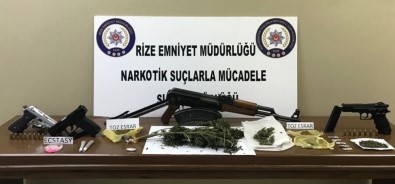 Rize'de Polisin Şok Uygulamasında Bir Kaleşnikof Marka Tüfek İle 'F' Serisi 1 Dolarlık Banknot Yakalandı