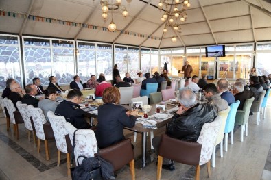 Başkan Duruay Sahil Kenarında İşletmesi Bulunan Esnaf İle Toplantı Yaptı