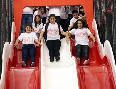 Bitlisli Öğrenciler Antalya'da Doyasıya Eğlendi