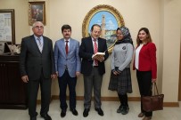 TÜRK DİLİ VE EDEBİYATI - 'Karanlıkta Gelen Sen' Kitabının Yazarı Nisanur Ayaz, Vali Pehlivan'a Kitabını Takdim Etti