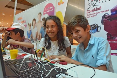 Robotların dünyasını keşfettiler