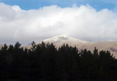 Sivas'ta Yüksek Kesimlere Kar Yağdı