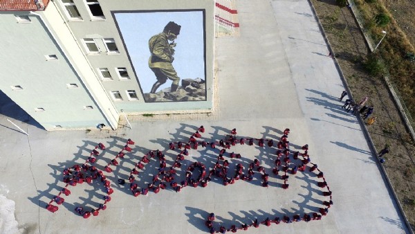 İmam Hatip öğrencilerinden Atatürk koreografisi