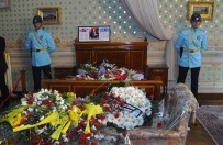 10 KASıM - 85 Yaşındaki Emine Teyze De Dolmabahçe Sarayı'na Koştu