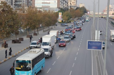 9'U 5 Geçe E-5'Te Trafik Durdu