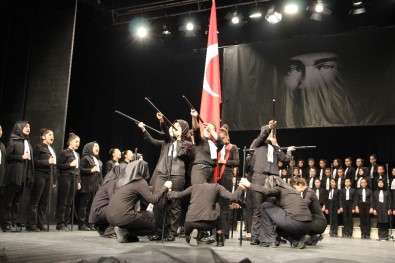 Atatürk'ü Anma Programında Öğrencilerin Gösterisi Büyük İlgi Gördü