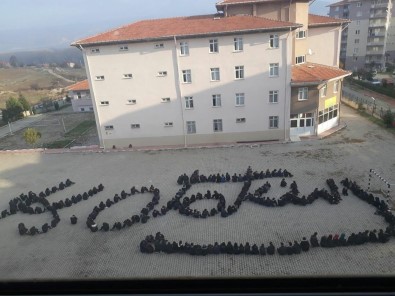 Öğrenciler Atatürk'ün imzasını oluşturdu