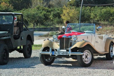 Öğrenciler Klasik Otomobilleri Uzaktan İzledi