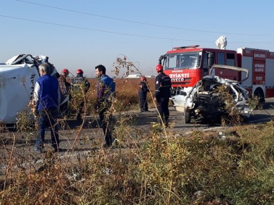 İşçileri Taşıyan Minibüs Otomobille Çarpıştı Açıklaması 2 Ölü, 18 Yaralı