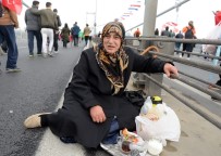 SOKAK KÖPEĞİ - 15 Temmuz Şehitler Köprüsü Üzerinde Kahvaltı Yaptılar