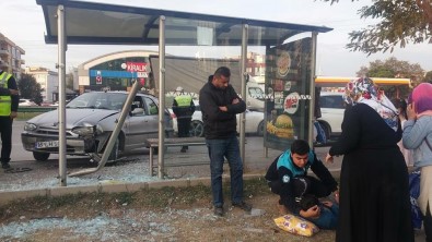 Bursa'da Otomobil Otobüs Durağına Daldı Açıklaması 2 Yaralı