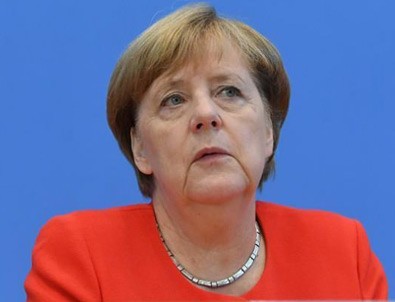 Merkel dibe vurdu