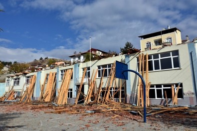 Tosya 50 Yıllık Dumlupınar Ortaokulu Yıkımına Başlandı