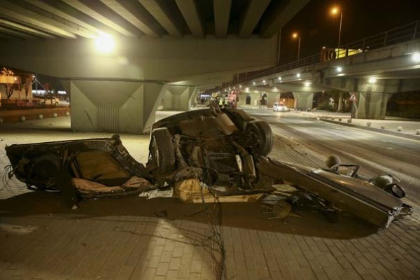 Kazada paramparça olan otomobilden sağ çıktılar