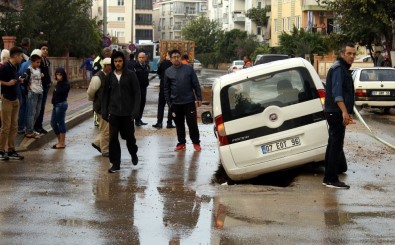Antalya'da Yol Çöktü Açıklaması 2 Araç Mahsur Kaldı