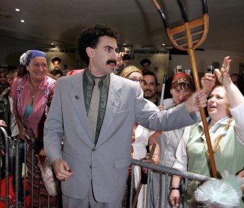 'Borat' Karakteri Şeklinde Giyinen 6 Çek Turist Kazakistan'da Tutuklandı