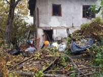 Çöp Evden 10 Kamyon Dolusu Çöp Çıktı