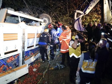 Domates Yüklü Kamyon Traktöre Çarptı Açıklaması 1 Ölü, 1 Yaralı