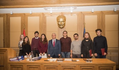 Fakültelerini Birincilikle Kazanan Öğrenciler Kutlama Belgelerini Rektör Gündoğan'ın Elinden Aldı