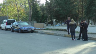 Kadıköy'de Lüks Bir Otomobil İçerisinde Erkek Cesedi Bulundu