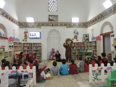 Kütüphanelerde Çocuk Sesleri