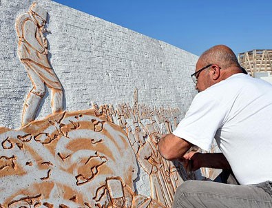 Sanatçıların figürlerini keski ve çekiçle mermere kazıdı