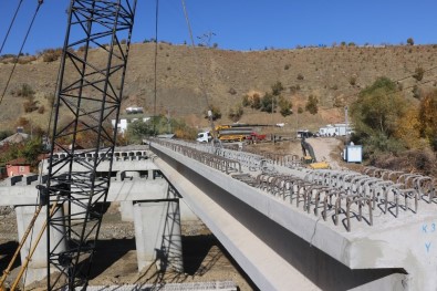 Selden Yıkılan Köprüde Çalışmalar Sürüyor