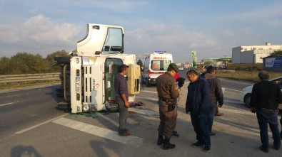 Servis Minibüsü İle Kamyon Çarpıştı Açıklaması 1 Yaralı