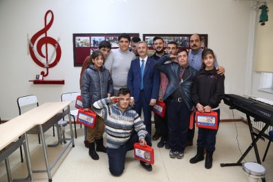 Tahmazoğlu Down Sendromlu Çocukları Ziyaret Etti